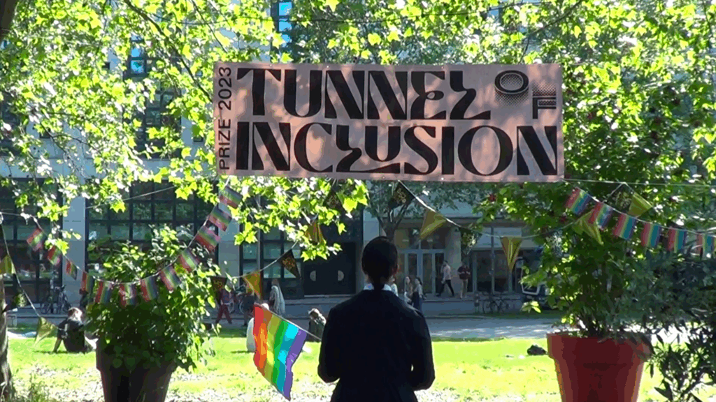 Charlotte Gash, Filmstill aus „Tunnel of Inclusion; Behind the Scenes Documentary”, 2023