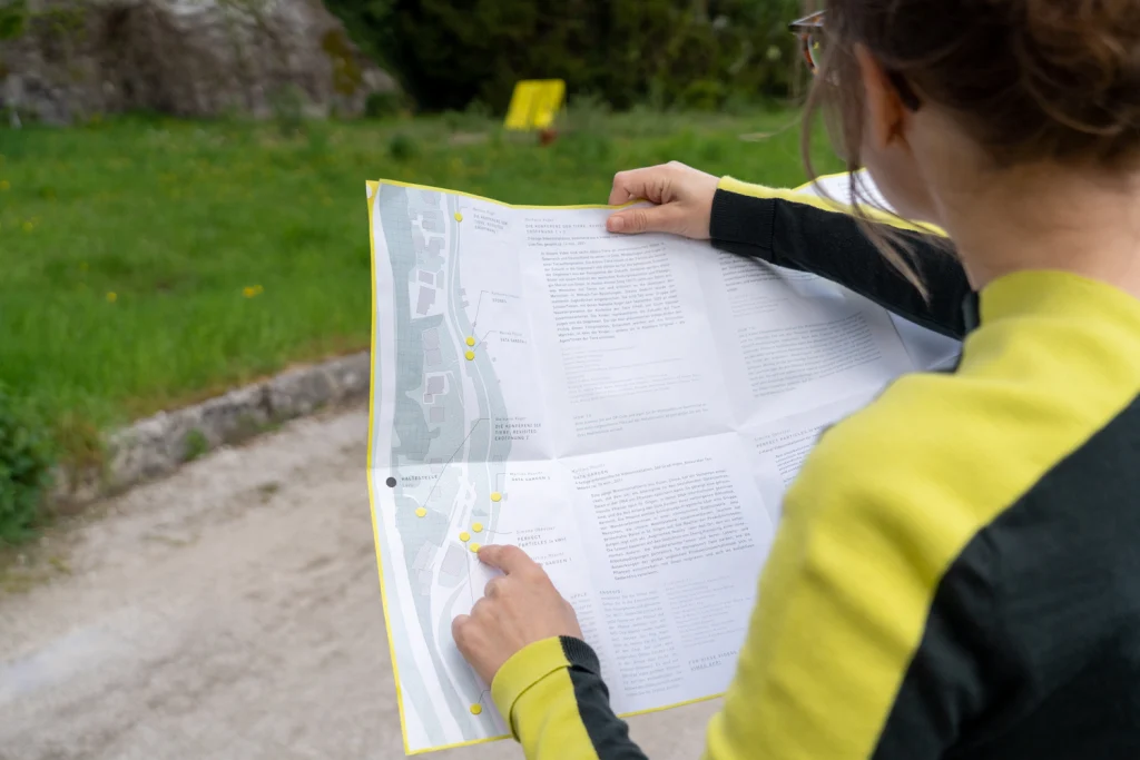 The Golden Pixel Cooperative, „Techno Scapes”, Mobile Kino-Installation, St. Gilgen, 2021, Installationsansichten mit Faltplan, Grafik Design: Anna Haidegger, Fotos: Lisa Truttmann