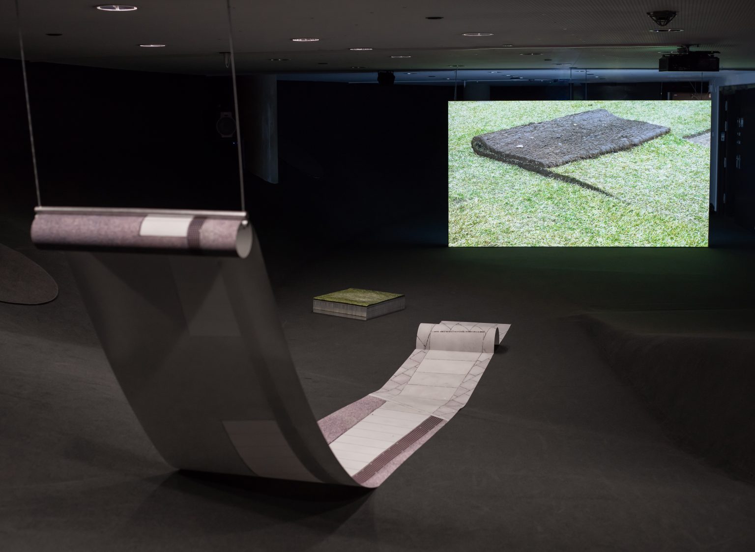 Simona Obholzer, Installationsansicht „Angenehm für das Auge, weich für die Füße“, Kunsthaus Graz, 2025, Foto: Kunsthaus Graz/N. Lackner