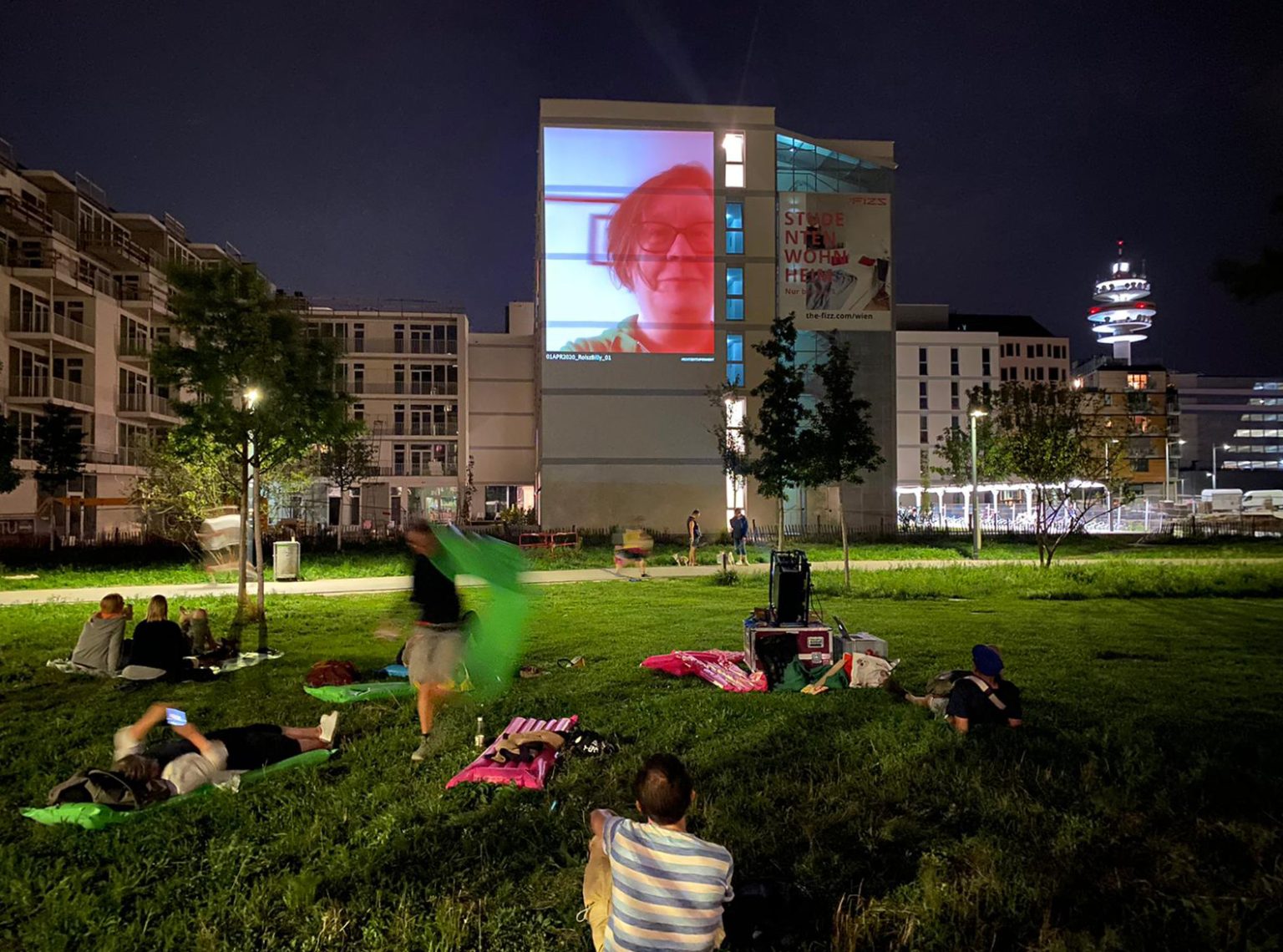 #Echtzeitexperiment, „CORONA_Rolle“, Projektion im öffentlichen Raum, 2020, Foto: Elisabeth Scharang