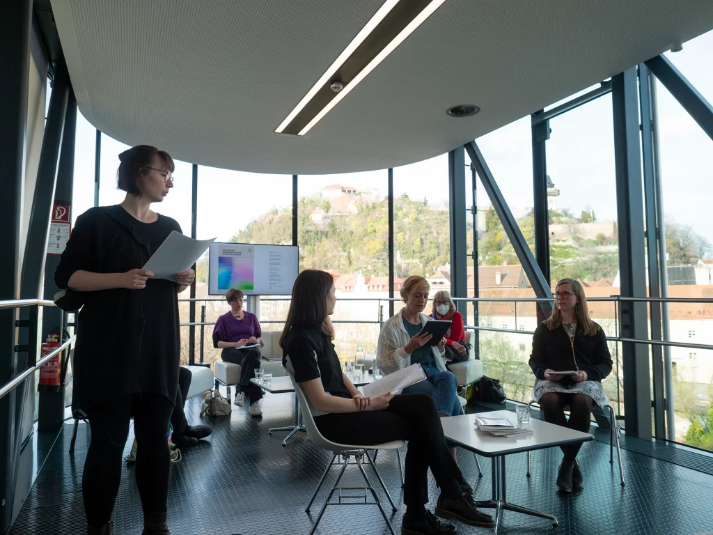 The Golden Pixel Cooperative „Buchpräsentation im Rahmen der Diagonale’22”, Kunsthaus Graz, 2022, Lecture Performance von Iris Blauensteiner, Enar de Dios Rodríguez, Marlies Pöschl und Mona Schwitzer, Foto: Miae Son