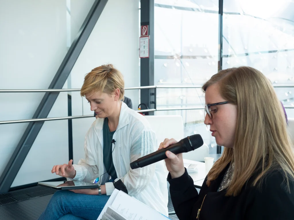 The Golden Pixel Cooperative „Buchpräsentation im Rahmen der Diagonale’22”, Kunsthaus Graz, 2022, Marlies Pöschl und Mona Schwitzer, Foto: Miae Son