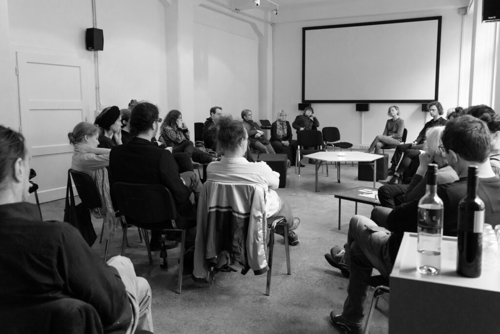 Verena Dürr, „Herr im Garten”, Kollektives Hören in der Medienwerkstatt, Wien, 2019, Foto: Miae Son