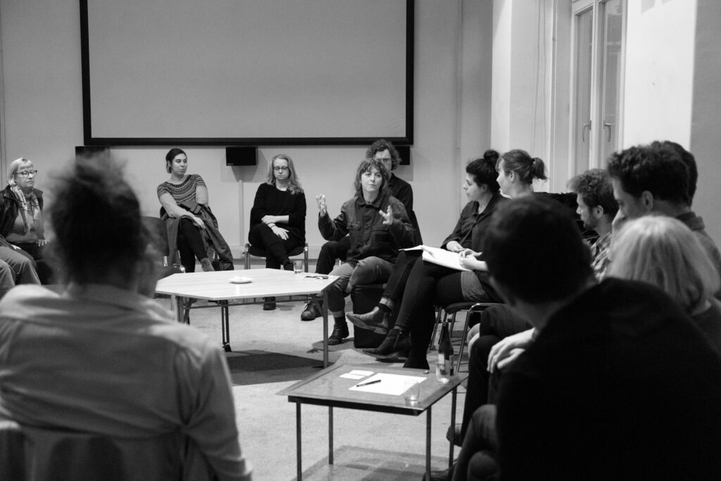 Verena Dürr, „Herr im Garten”, Kollektives Hören in der Medienwerkstatt, Wien, 2019, Foto: Miae Son