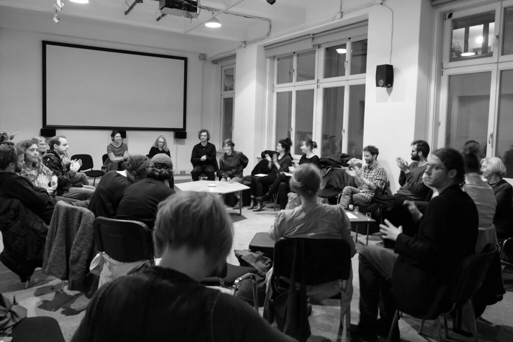 Verena Dürr, „Herr im Garten”, Kollektives Hören in der Medienwerkstatt, Wien, 2019, Foto: Miae Son