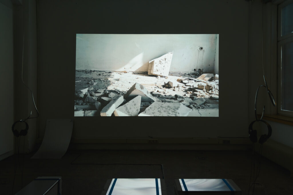 Installationsansicht, „Elastic Chronologies”, Medienwerkstatt Wien, 2024, Olena Newkryta: „Ruins in Reverse”, Foto: Olena Newkryta