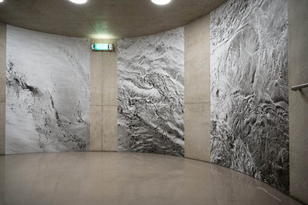 Installationsansicht, „Indizien”, Kunsthaus Graz, 2022, Lisa Truttmann: „Indicating Apparent, True and Absent Colors”, Foto: Simona Obholzer