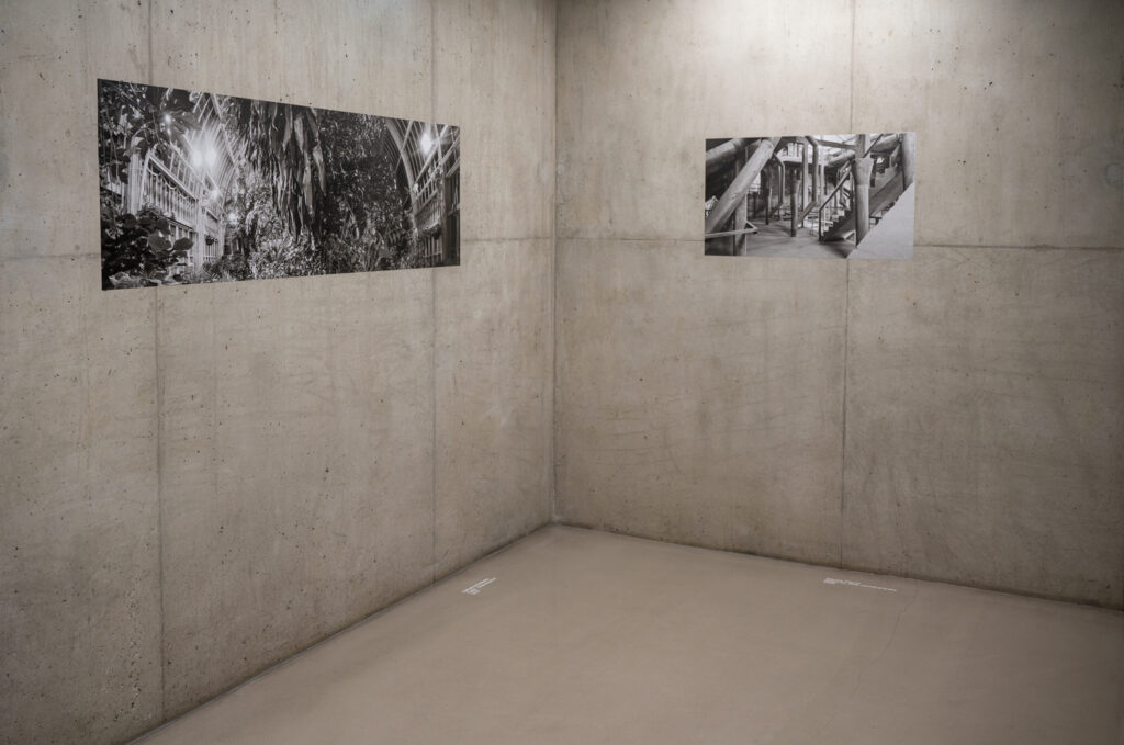 Installationsansicht, „Indizien”, Kunsthaus Graz, 2022, Katharina Swoboda: „Trailer - Drehortsuche” und Marlies Pöschl: „Notes for: Ever normal granary”, Foto: Simona Obholzer