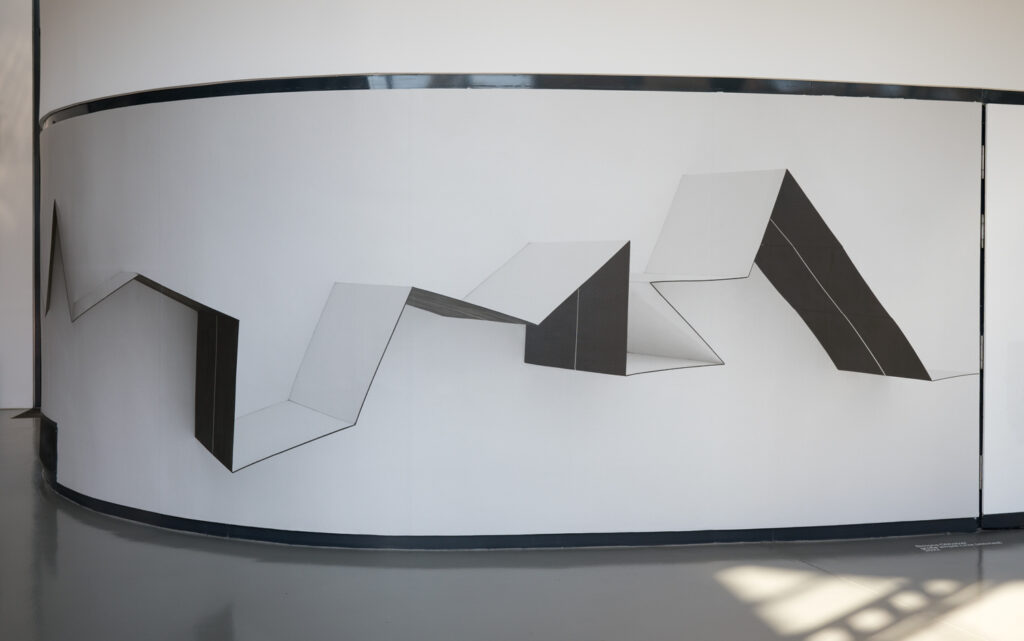 Installationsansicht, „Indizien”, Kunsthaus Graz, 2022, Simona Obholzer: „große simple Linie (stitched)”, Foto: Simona Obholzer