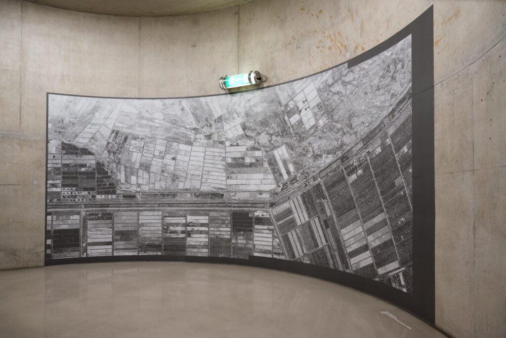 Installationsansicht, „Indizien”, Kunsthaus Graz, 2022, Olena Newkryta: „aus der Serie Patterns Against Workers (cotton fields)”, Foto: Simona Obholzer