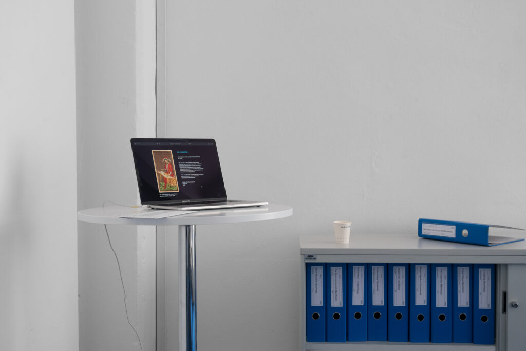 Installationsansicht, „out of office”, Medienwerkstatt Wien, 2023, Lauren Huret: „The Creature”, Foto: Miae Son