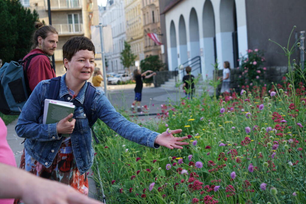 Birgit Lahner, „Vergangenheit, Gegenwart und Zukunft aus Pflanzensicht“, Botanischer Spaziergang, 2023. Foto: Marlies Pöschl