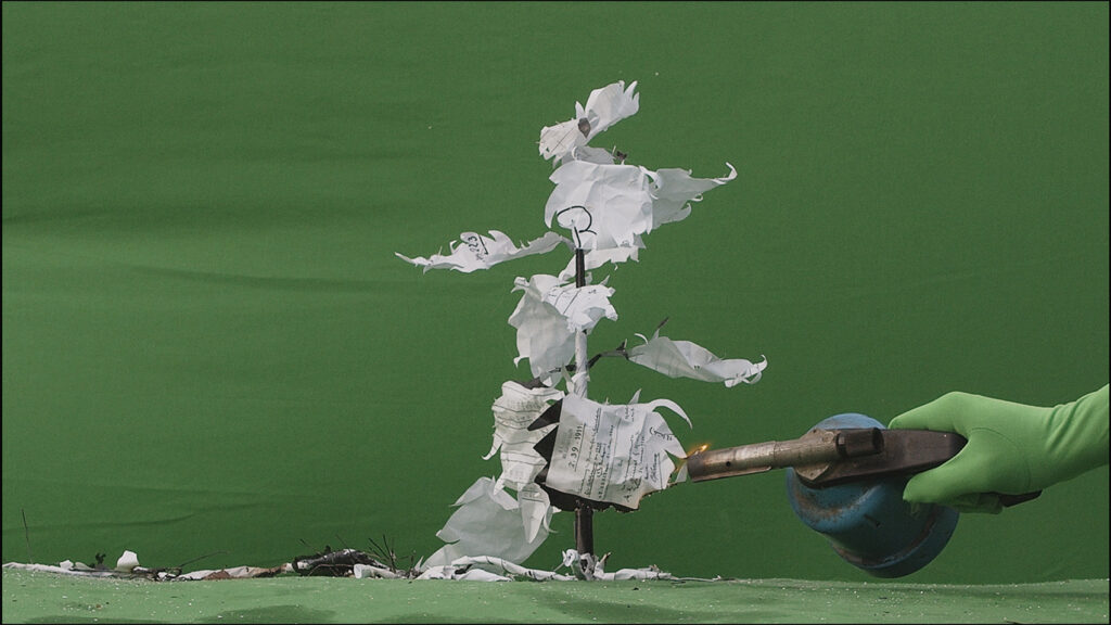 Pille-Riin Jaik, Filmstill aus „all i had was weed (but what they wanted was flowers)”, 2023