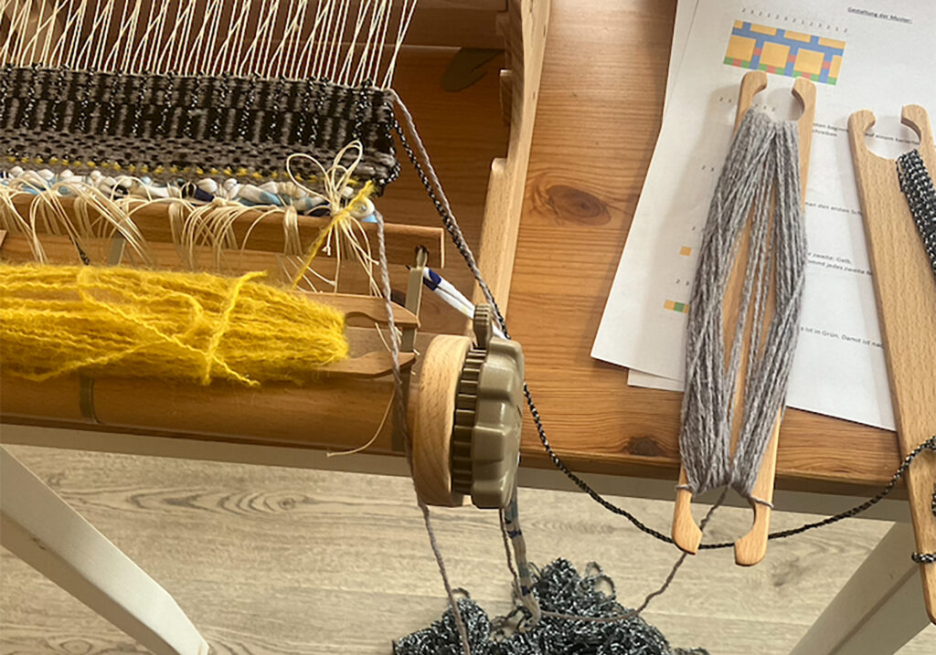 Veronika Hösch: NiNi! Crossing feathers, 2024, Making of, Requisite für Mz*Awareness, CCCQL