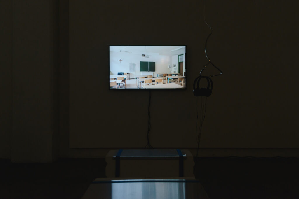 Installationsansicht, „Elastic Chronologies”, Medienwerkstatt Wien, 2024, Simona Obholzer: „1989-1997”, Foto: Olena Newkryta