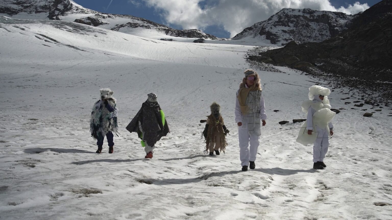 Johanna Tinzl, Filmstill aus „Activate the Good Spirits, Haunt the Toxic Ghosts“, 2024