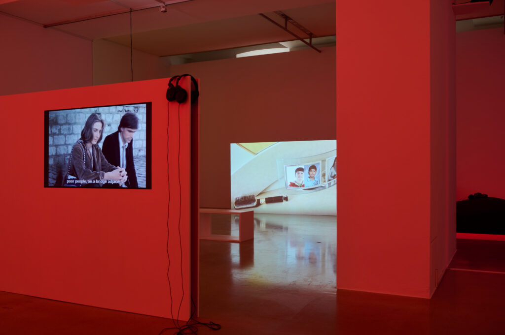 Ausstellungsansicht "Wake Words", Foto: Markus Gradwohl, Links: Enar de Dios Rodríguez Bresson’s Movies, 2015, Rechts: Lisa Truttmann & Behrouz Rae: Babash, 2014