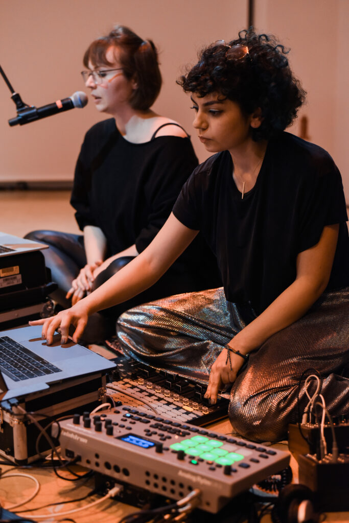 Iris Blauensteiner & Rojin Sharafi: Strom, Performance, Foto:  esel.at - Joanna Pianka
