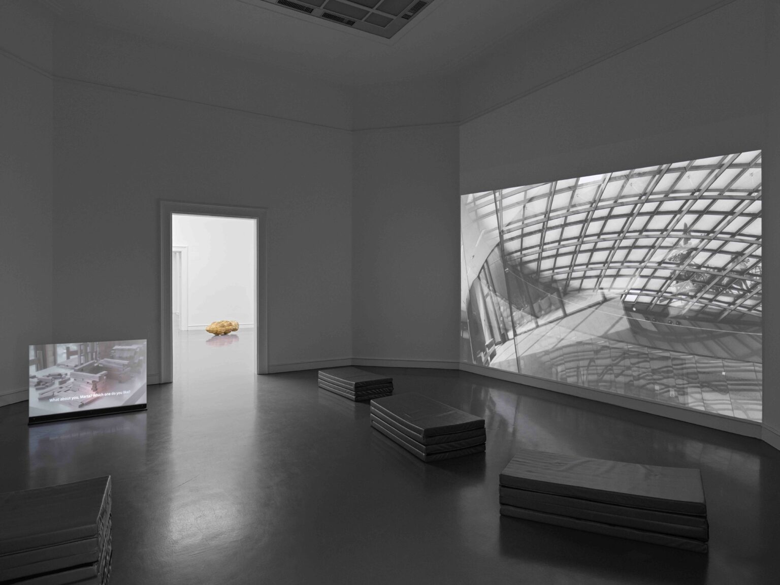 Nathalie Koger, Ausstellungsansicht „Im Parlament“, Kunsthalle Baden-Baden, 2025, Foto: Stefan Altenburger