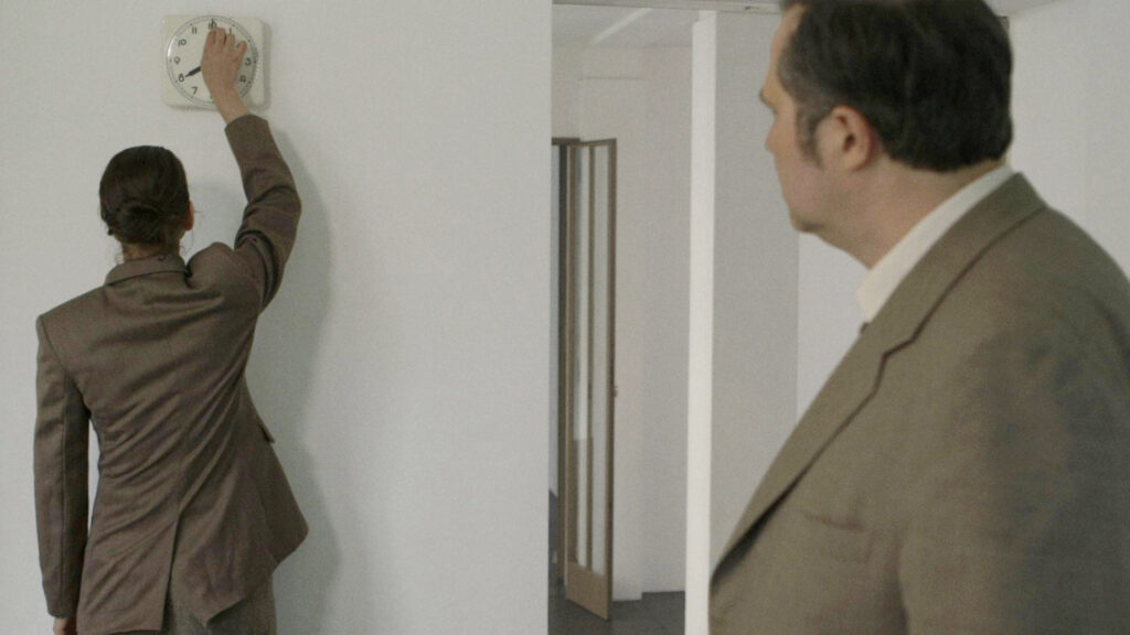 Lotte Schreiber, Filmstill aus „Manchmal also denkt man, weil es sich bewährt hat. Wittgensteins Haus.“, 2016