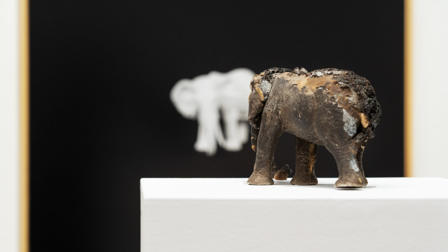 Lisa Truttmann, Installationsansicht, „Strangely, I Look More Realistic Now.“, 2025