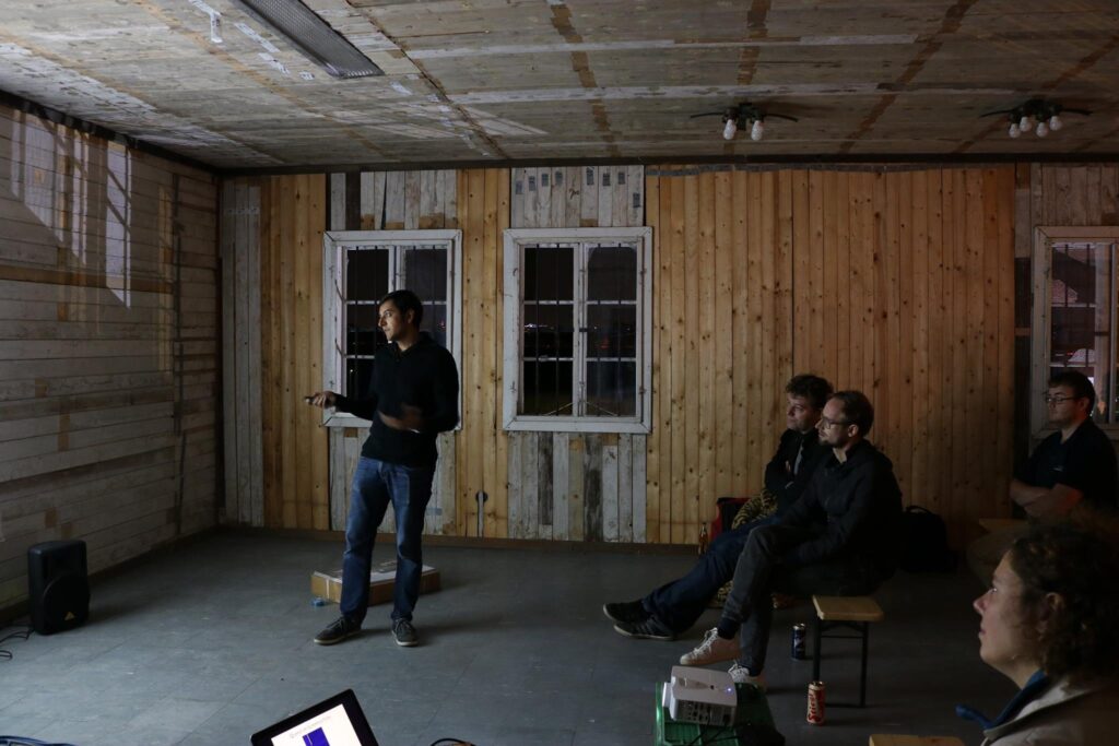 Vortrag, „Entangled Entanglement“, notgalerie Seestadt, 2017. Im Bild Mehul Malik beim Vortrag. Foto: unbekannt