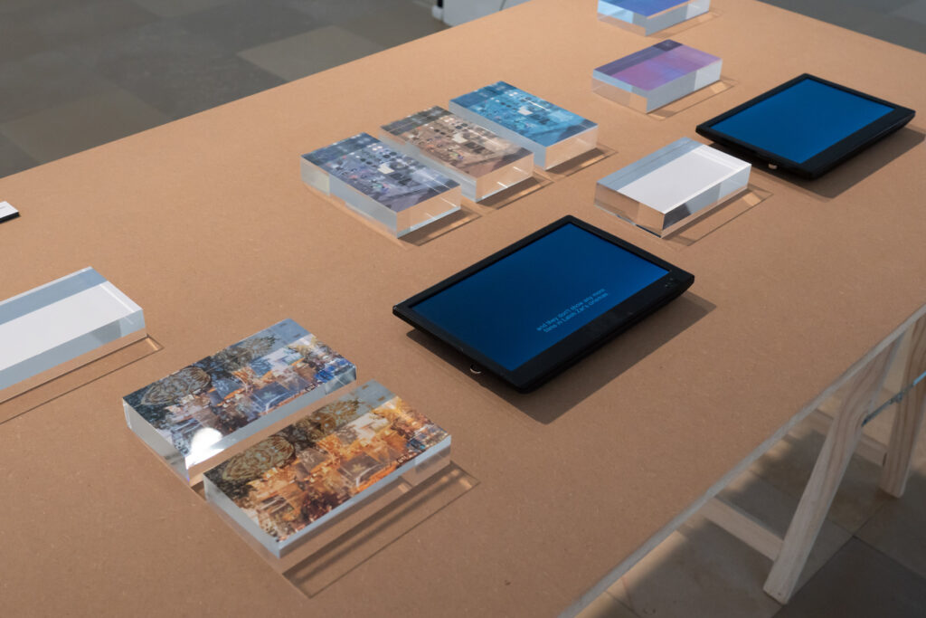 Ausstellungsansicht, „Big screens shatter easily“, Galerie Oberösterreichischer Kunstverein, 2019, Foto: Lisa Truttmann