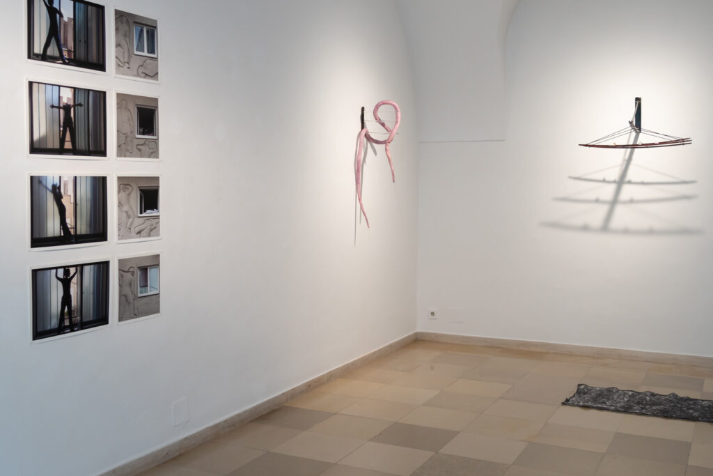 Ausstellungsansicht, „Big screens shatter easily“, Galerie Oberösterreichischer Kunstverein, 2019, Foto: Lisa Truttmann