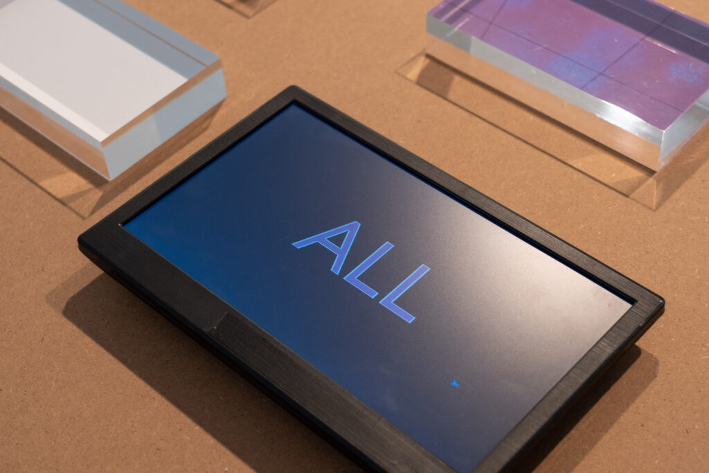 Ausstellungsansicht, „Big screens shatter easily“, Galerie Oberösterreichischer Kunstverein, 2019, Foto: Lisa Truttmann