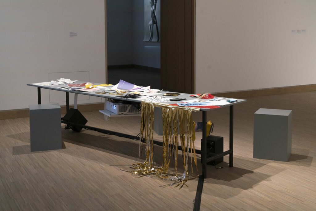 The Golden Pixel Cooperative, „Half of the Sky”, 2020, Ausstellungsansicht, Künstlerhaus Wien. Foto: Marlies Pöschl