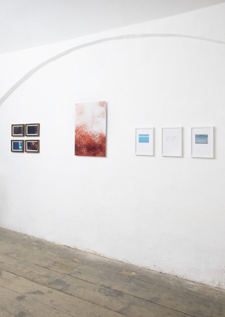 Ausstellungsansicht, „Frozen Frame / Turning Frame“, Pinacoteca, Wien, 2015. Von links nach rechts Bernhard Staudinger „xx“, Katharina Swoboada „xx“ und Simona Obholzer „xx“. Foto: Thomas Ries
