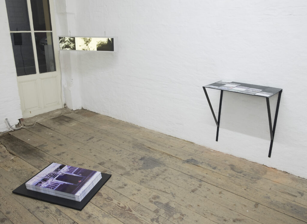 Ausstellungsansicht, „Frozen Frame / Turning Frame“, Pinacoteca, Wien, 2015. Von links nach rechts Marlies Pöschl „xx“, Lydia Nsiah „xx“ und Iris Blauensteiner „xx“. Foto: Thomas Ries