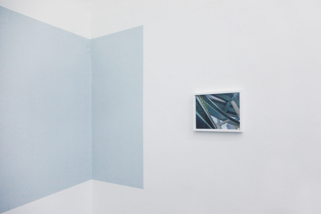 Lisa Truttmann, „The Courser“, Multimedia Installation, 2018, Installationsansicht Memphis, 2018