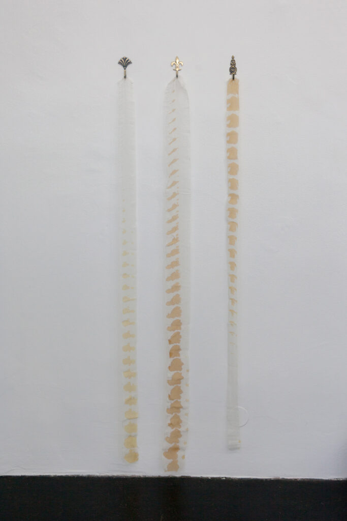 Sena Başöz, „The Screen“, Video Installation mit Zeichnungen und Collagen, 2016, Installationsansicht Memphis, 2018