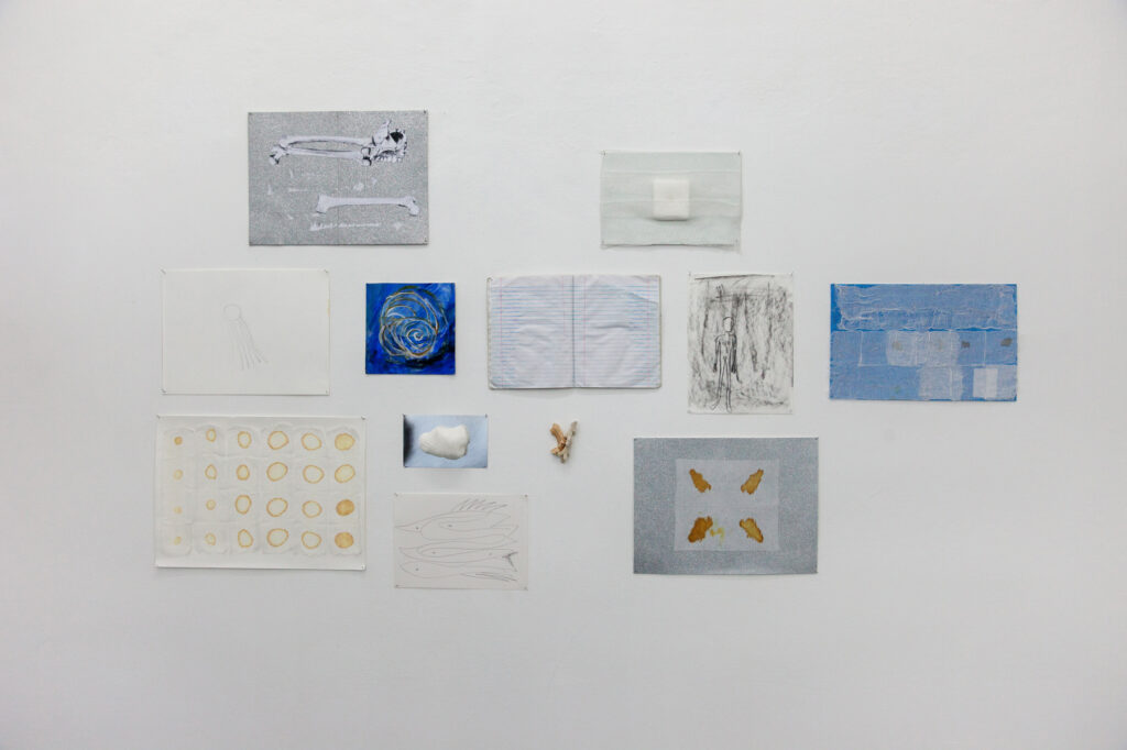 Sena Başöz, „The Screen“, Video Installation mit Zeichnungen und Collagen, 2016, Installationsansicht Memphis, 2018