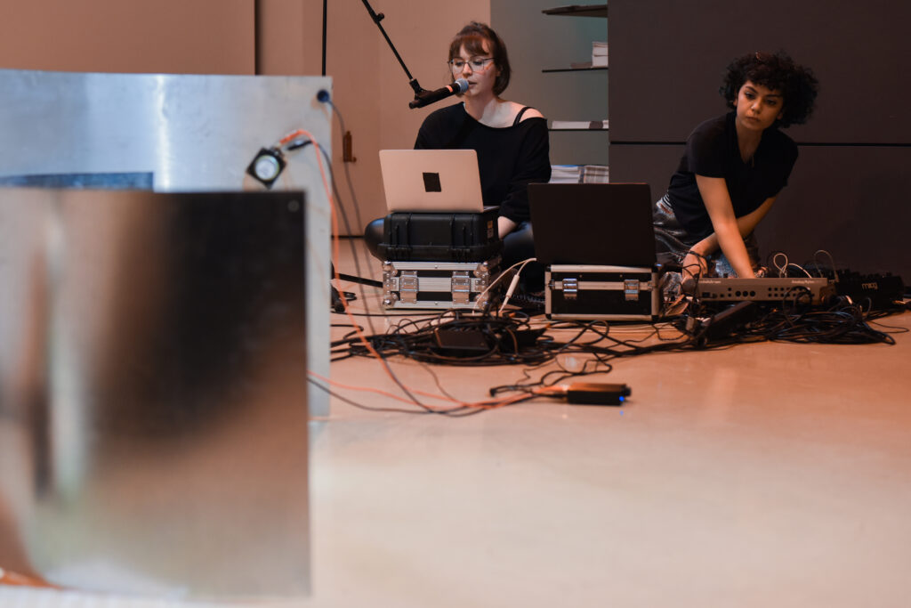 Iris Blauensteiner und Rojin Sharafi, „Strom”, Performance, Kunstraum Niederoesterreich, 2021, Fotos: eSeL.at - Joanna Pianka