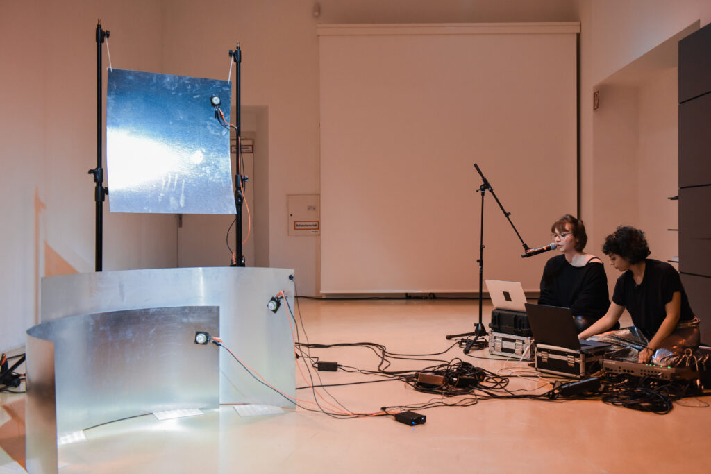 Iris Blauensteiner und Rojin Sharafi, „Strom”, Performance, Kunstraum Niederoesterreich, 2021, Fotos: eSeL.at - Joanna Pianka