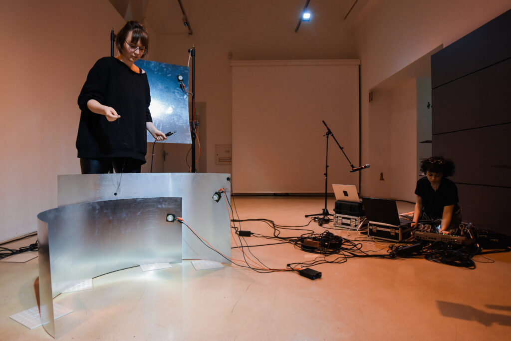 Iris Blauensteiner und Rojin Sharafi, „Strom”, Performance, Kunstraum Niederoesterreich, 2021, Fotos: eSeL.at - Joanna Pianka