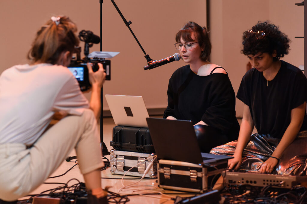 Iris Blauensteiner und Rojin Sharafi, „Strom”, Performance, Kunstraum Niederoesterreich, 2021, Fotos: eSeL.at - Joanna Pianka