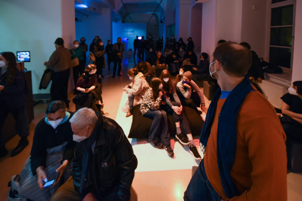 Iris Blauensteiner und Rojin Sharafi, „Strom”, Performance, Kunstraum Niederoesterreich, 2021, Fotos: eSeL.at - Joanna Pianka