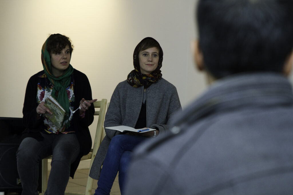 The Golden Pixel Cooperative, „Vanishing Points,"  2014, Nathalie Koger und Marlies Pöschl im Dialog mit dem Publikum. Photo: unbekannt