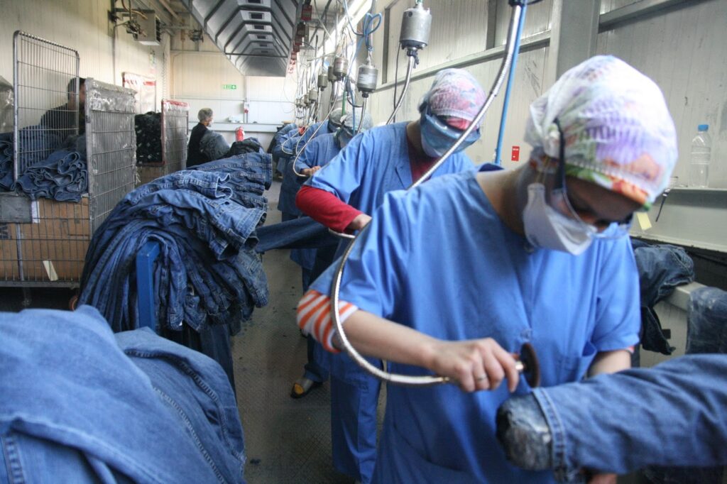 Ali Kazma, Filmstill aus „Obstructions/Jean Factory”, 2008