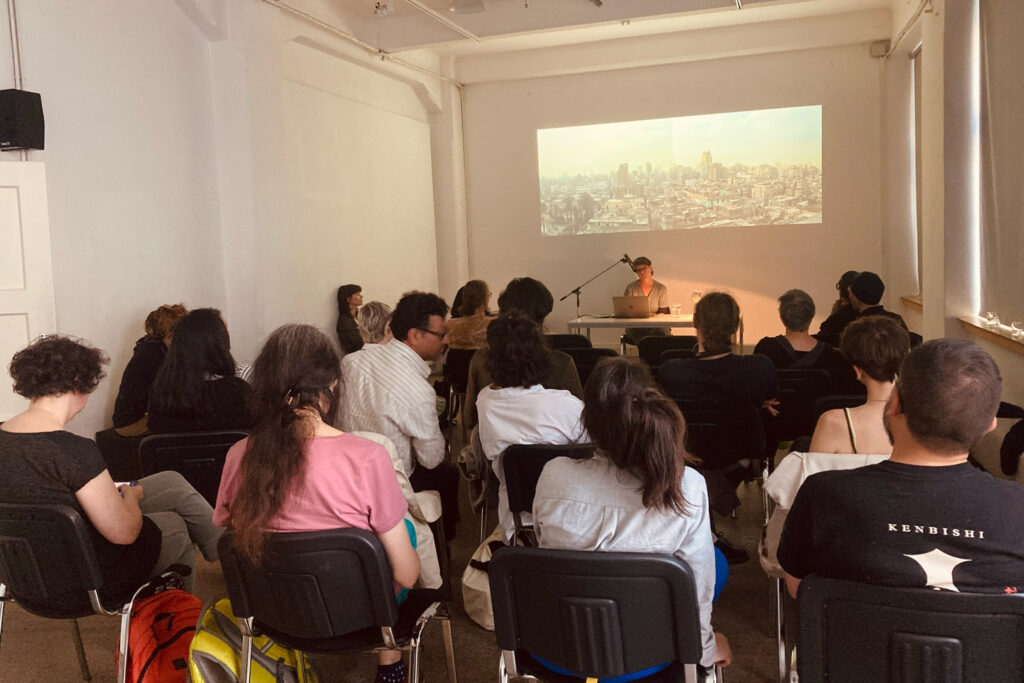 Maia Gusberti, Performativer Vortrag „Complicit Images“, Medienwerkstatt Wien, 2024