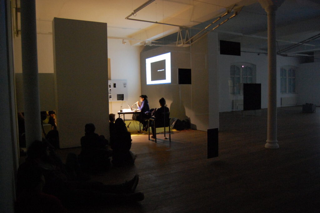 „Berührungspunkte/ Points of Contact," Kunsthalle Exnergasse, 2016, belit sağ. Foto: unbekannt