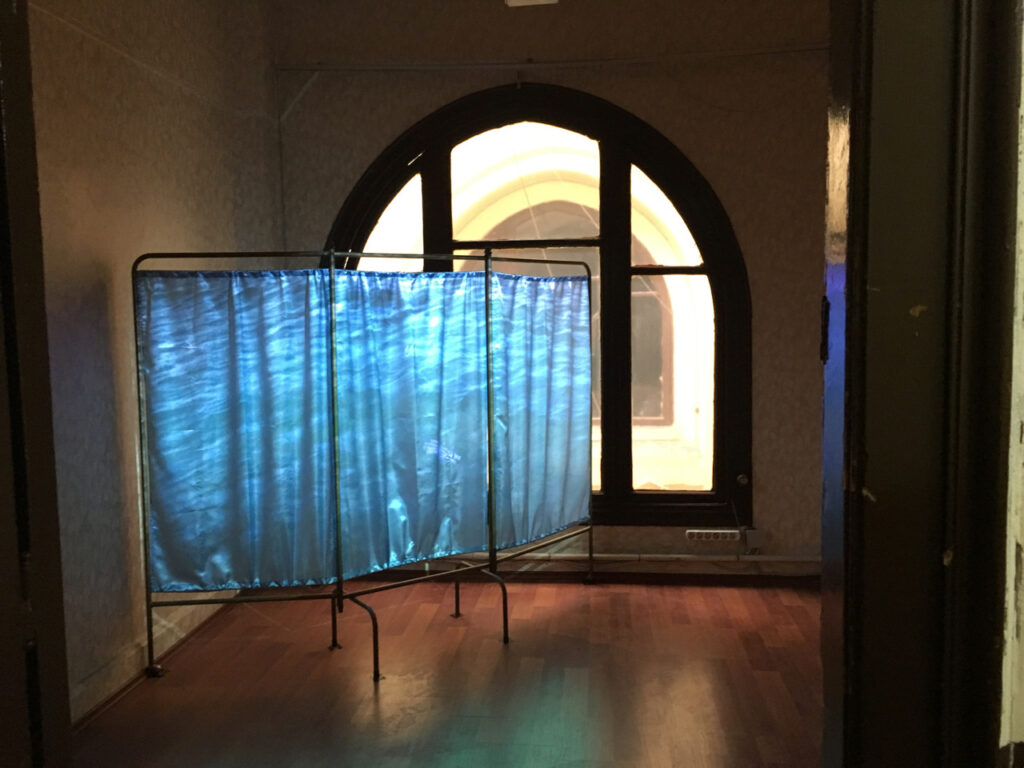 Sena Başöz, „The Screen“, Video Installation, 2016, Installationsansicht
