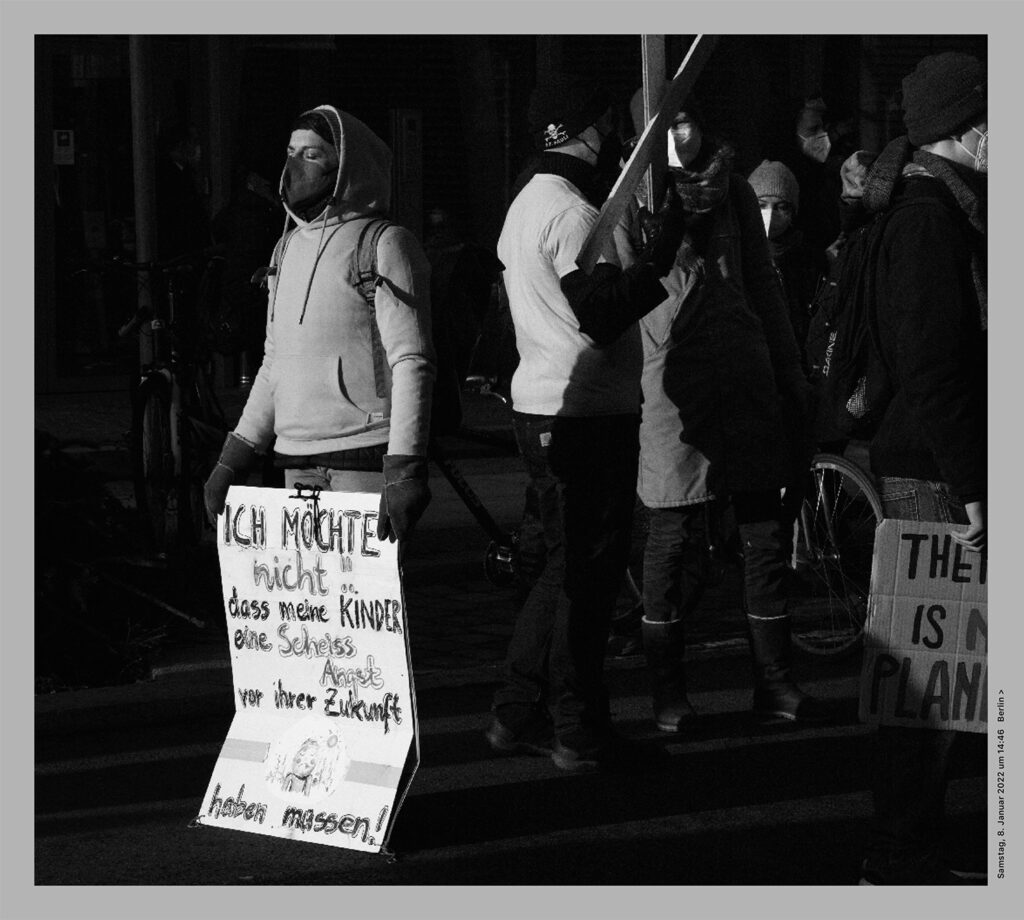 Beate Gütschow, „Resistance,Flood,Fire, Resistance.“, 2025, Publikation © Beate Gütschow, VG-Bild-Kunst, Bonn 2025